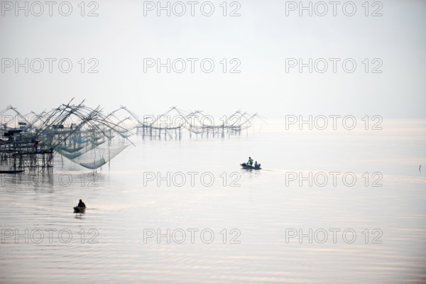 Thailand, Phatthalung, Fisherman on small boat, Sunrise // Pêcheur en barque, Lever du soleil, Sud Thaïlande Fisherman, boat, Pêche au carrelet, Sun lever, Sud Thaïland