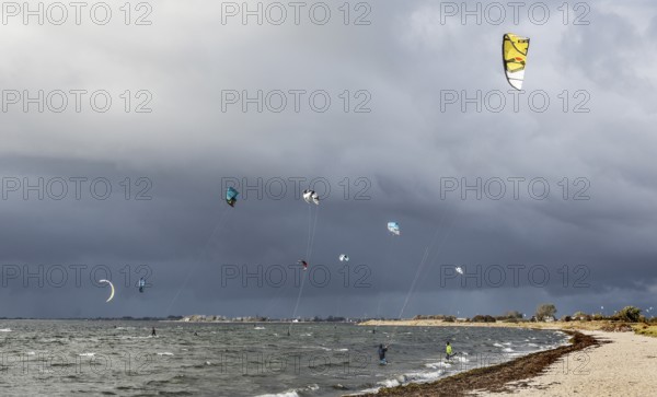 Kite surfing on the beach, Fehmarn, 16.10.2025, Fehmarn, Schleswig-Holstein, Germany