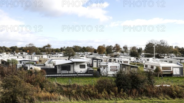 Caravans, permanent campers and motorhomes on a campsite, Fehmarn, 16.10.2025, Fehmarn, Schleswig-Holstein, Germany