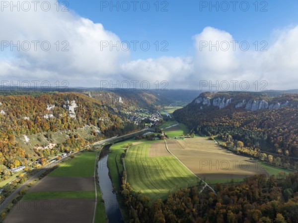 Aerial view of the autumn-colored Upper Danube Valley, Durchbruchtal, on the right the Hausener Zinnen, climbing rocks in the district of Sigmaringen, Baden-Württemberg, Germany