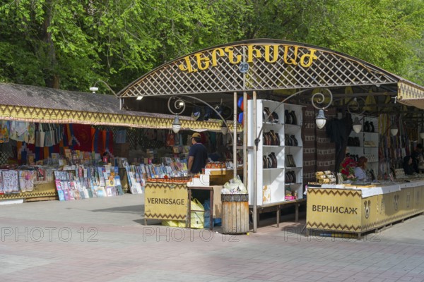 Market square with stalls selling books and souvenirs under a wooden frame outdoors, Vernissage Market, Crafts Market, Yerevan, Yerevan, Yerevan, Armenia