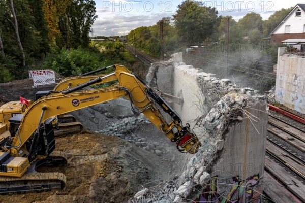 Demolition of an old road bridge, Weierstraße, then new construction of the bridge for the three-track conversion, to extend the Emmerich-Oberhausen railway line, including 47 new bridge structures being built or adapted, the old bridges being replaced by new buildings, for people and especially for freight traffic, extension of the Dutch Betuwe line from the port of Rotterdam, part of the European freight corridor Rotterdam-Genoa, 1300 km long, Oberhausen, North Rhine-Westphalia, Germany