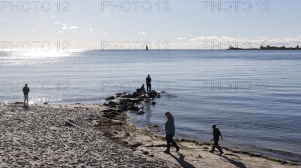 Beach scene on Fehrmannsundstrand in sunny autumn weather, Fehmarn island, 18.10.2025, Fehmarn, Schleswig-Holstein, Germany