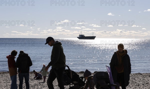 Beach scene on the south beach in sunny autumn weather, Fehmarn island, 18.10.2025, Fehmarn, Schleswig-Holstein, Germany