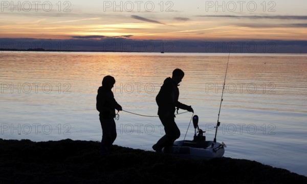 Anglers on the beach during sunset, Fehmarn Island, 18.10.2025, Fehmarn, Schleswig-Holstein, Germany