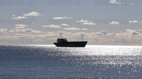 A cargo ship anchors off Südstrand, island of Fehmarn, 18.10.2025, Fehmarn, Schleswig-Holstein, Germany
