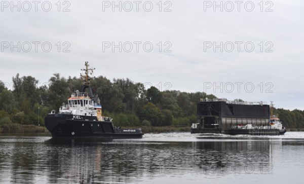 Tugboats, tugs bring a lock gate through the Kiel Canal, NOK, Kiel Canal to Brunsbüttel, Schleswig-Holstein, Germany