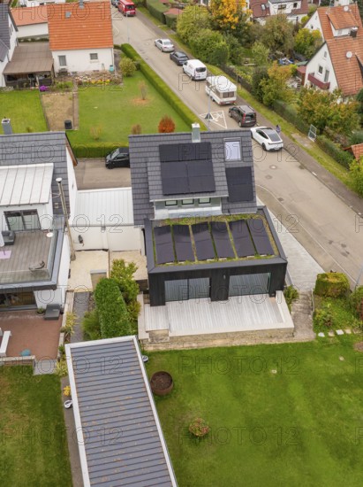Detailed top view of extension with PV and pergola as well as the adjacent lawn on a quiet street, house renovation, climate renovation, Metzingen, Germany