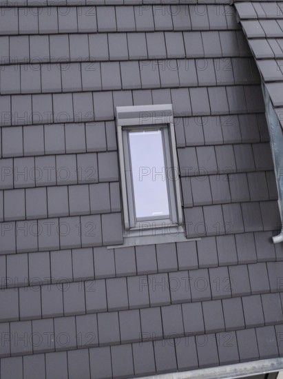 Anthracite-colored roof with recessed skylight, house renovation, climate renovation, Metzingen, Germany