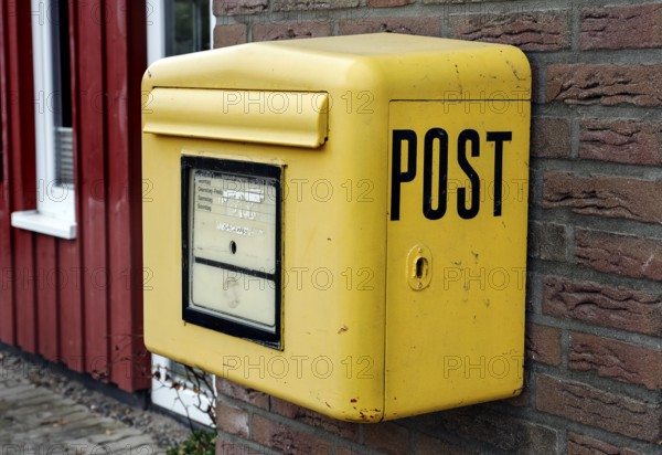 One of the last mailboxes for sending letters, 14.10.2025, Fehmarn, Schleswig-Holstein, Germany