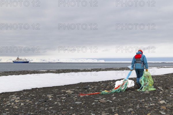 Collecting washed up fishing nets on the beach, expedition ship, sea, Mushamna, Spitsbergen, Svalbard