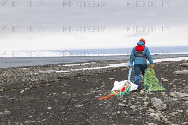 Collecting washed up fishing nets on the beach, sea, Mushamna, Spitsbergen, Svalbard