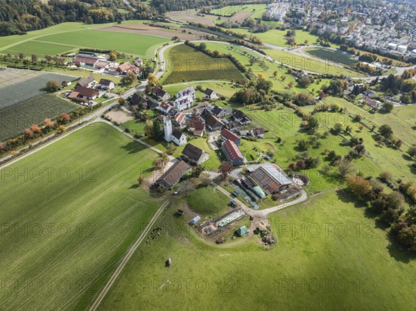Aerial view of the hamlet of Aufkirch northwest of Überlingen with the church of St. Michael, Lake Constance, Bodenseekreis, Baden-Württemberg, Germany