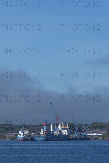 State capital Kiel, industry and shipyards in the Friedrichsort district, LINDENAU Werft GmbH, Halle, cranes, economy, industry, Schleswig-Holstein, Germany