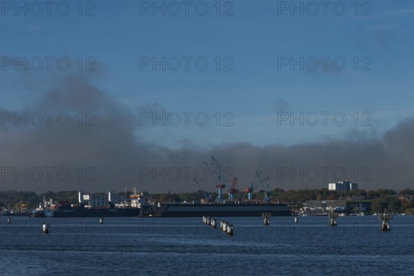 State capital Kiel, industry and shipyards in the Friedrichsort district, LINDENAU Werft GmbH, Halle, cranes, economy, industry, Schleswig-Holstein, Germany