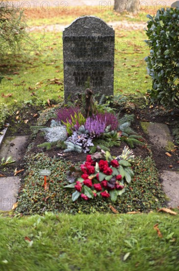 Grave, tombstone, Willi Bleicher, German resistance fighter against National Socialism, later head of the IG Metall trade union in Baden-Württemberg, main cemetery, Stuttgart, Baden-Württemberg, Germany