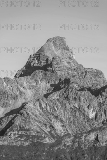 Mountain panorama from the Koblat-Höhenweg on the Nebelhorn across the Obertal with lush green meadows to the Hochvogel and Rosszahn group with the Hochvogel, 2592m, Allgäu, Bavaria, Germany