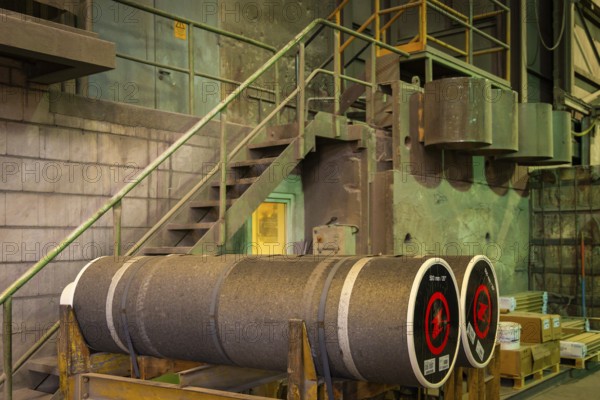 The sector needs reliable energy supply at predictable and competitive prices Joint demands from Economics Minister Dirk Panter, companies, Wirtschaftsvereinigung Stahl and IG Metall, including on industrial electricity prices and extension of electricity price compensation. Graphite electrodes for the electrical melting process, Freital, Saxony, Germany