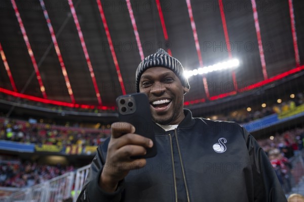 Léo Macaé, former soccer player Brazil, today influencer, gesture gesture filming with smartphone portrait Deutscher Classico, FC Bayern Munich FCB versus Borussia Dortmund BVB, Allianz Arena, Munich, Bayern, Germany