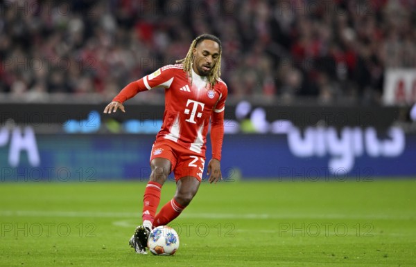 Sacha Böy FC Bayern Munich FCB (23) Ball action Deutscher Classico, FC Bayern Munich FCB versus Borussia Dortmund BVB, Allianz Arena, Munich, Bayern, Germany