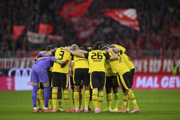 Team building, team circle in front of the start of the game Borussia Dortmund BVB Deutscher Classico, FC Bayern Munich FCB versus Borussia Dortmund BVB, Allianz Arena, Munich, Bayern, Germany