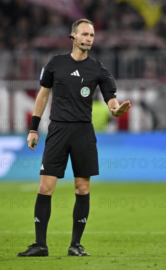 Referee Bastian Dankert gesture gesture calm, German Classico, FC Bayern Munich FCB versus Borussia Dortmund BVB, Allianz Arena, Munich, Bayern, Germany