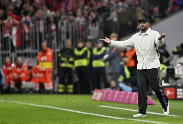 Coach coach Vincent Kompany FC Bayern Munich FCB on the sidelines gesture German Classico, FC Bayern Munich FCB against Borussia Dortmund BVB, Allianz Arena, Munich, Bayern, Germany