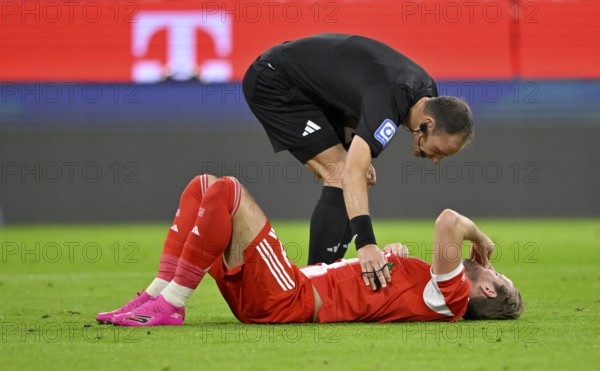 Referee Bastian Dankert at Harry Kane FC Bayern Munich FCB (09) injured ground injury Deutscher Classico, FC Bayern Munich FCB versus Borussia Dortmund BVB, Allianz Arena, Munich, Bayern, Germany