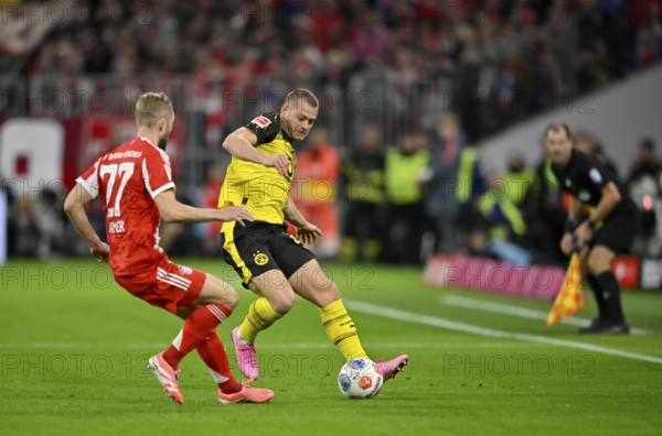 Duel, action Julian Ryerson Borussia Dortmund BVB (26) against Konrad Laimer FC Bayern Munich FCB (27) German Classico, FC Bayern Munich FCB against Borussia Dortmund BVB, Allianz Arena, Munich, Bayern, Germany
