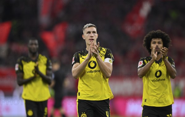 Nico Schlotterbeck Borussia Dortmund BVB (04) Karim Adeyemi Borussia Dortmund BVB (27) Serhou Guirassy Borussia Dortmund BVB (09) thank fans, gesture German Classico, FC Bayern Munich FCB versus Borussia Dortmund BVB, Allianz Arena, Munich, Bayern, Germany