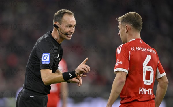 Referee Bastian Dankert talking with Joshua Kimmich FC Bayern Munich FCB (06) gesture gesture German Classico, FC Bayern Munich FCB versus Borussia Dortmund BVB, Allianz Arena, Munich, Bayern, Germany