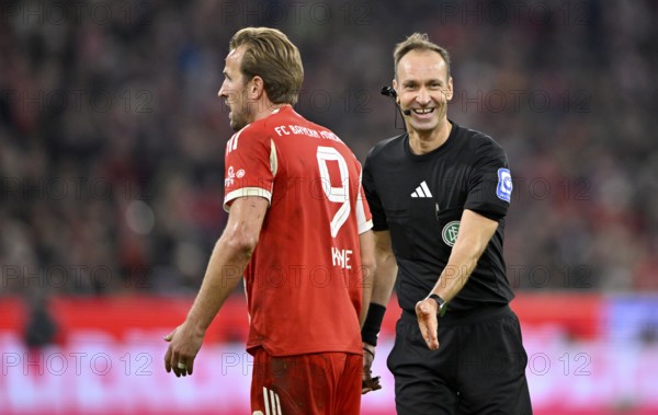 Referee Bastian Dankert gives Harry Kane FC Bayern Munich FCB (09) pat on butt, friendly gesture German Classico, FC Bayern Munich FCB versus Borussia Dortmund BVB, Allianz Arena, Munich, Bayern, Germany