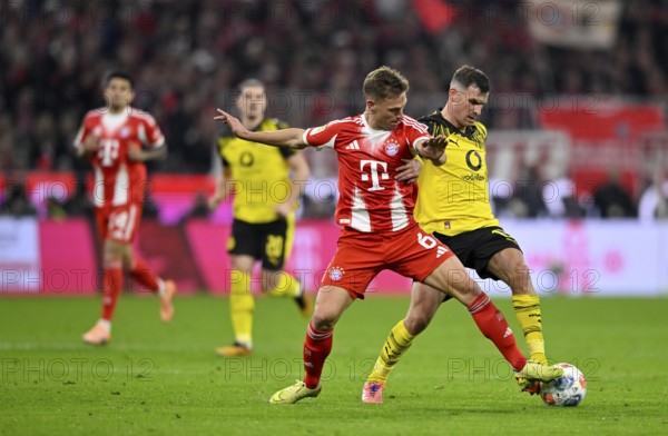 Duel, action Joshua Kimmich FC Bayern Munich FCB (06) against Pascal Gross Borussia Dortmund BVB (13) German Classico, FC Bayern Munich FCB against Borussia Dortmund BVB, Allianz Arena, Munich, Bayern, Germany