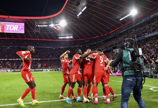 Goal cheers Harry Kane FC Bayern Munich FCB (09) Luis Diaz FC Bayern Munich FCB (14) Jonathan Tah FC Bayern Munich FCB (04) Nicolas Jackson FC Bayern Munich FCB (11) Dayot Upamecano FC Bayern Munich FCB (02) TV camera, German Classico, FC Bayern Munich FCB against Borussia Dortmund BVB, Allianz Arena, Munich, Bayern, Germany