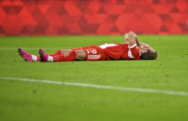 Harry Kane FC Bayern Munich FCB (09) injured ground injury Deutscher Classico, FC Bayern Munich FCB versus Borussia Dortmund BVB, Allianz Arena, Munich, Bayern, Germany
