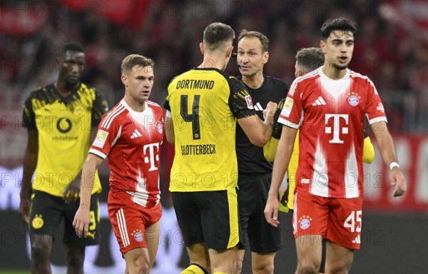 Referee Bastian Dankert talking to Nico Schlotterbeck Borussia Dortmund BVB (04) Joshua Kimmich FC Bayern Munich FCB (06) Aleksandar Pavlovic FC Bayern Munich FCB (45) Serhou Guirassy Borussia Dortmund BVB (09) German Classico, FC Bayern Munich FCB versus Borussia Dortmund BVB, Allianz Arena, Munich, Bayern, Germany