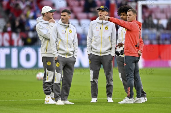 Joshua Kimmich FC Bayern Munich FCB (06) gesture gesture shows Karim Adeyemi Borussia Dortmund BVB (27) Maximilian Beier Borussia Dortmund BVB (14) Pascal Gross Borussia Dortmund BVB (13) Julian Brandt Borussia Dortmund BVB (10) German Classico, FC Bayern Munich FCB versus Borussia Dortmund BVB, Allianz Arena, Munich, Bayern, Germany