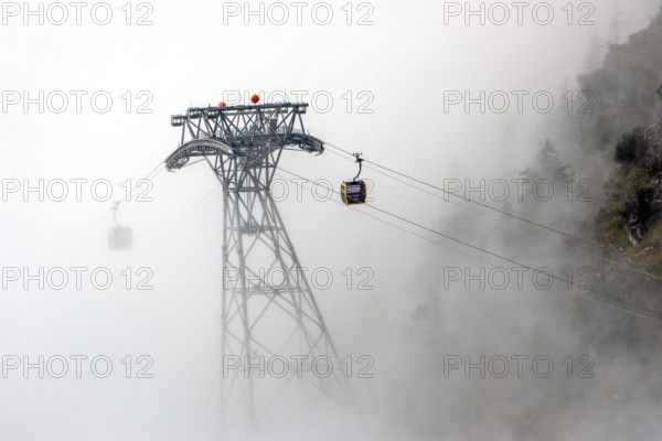 Pillars and cabins of the Nebelhorn Railway in the fog, Oberstdorf, Oberallgäu, Allgäu, Bavaria, Germany