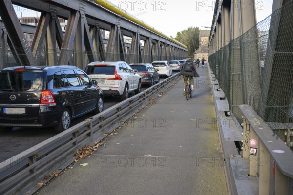 Cyclists ride next to traffic jams on the Elsenbrücke. After completion of the 16th construction phase of the A100, increasingly at its end at Treptower Park. Berlin, 18.10.2025