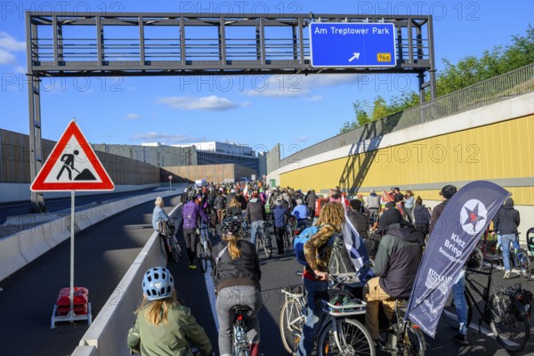 Cyclists at a demo on the 16th construction phase of the A100. Construction site sign due to restriction of the three-lane A100 to two lanes, Berlin, 18.10.2025