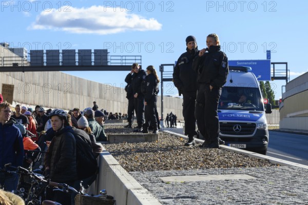 Police are guarding the central strip during a demo on the 16th construction phase of the A100. Berlin, 18.10.2025