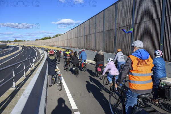 Cyclists on their way to the 16th construction phase of the A100. Person wearing sweater with inscription: Car is Over, Berlin, 18.10.2025