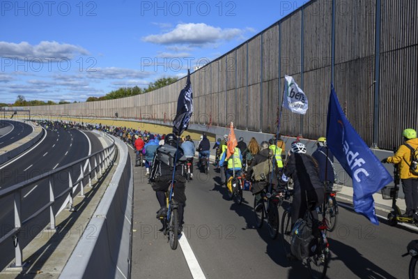 Cyclists on their way to the 16th construction phase of the A100. Flags from adfc and Respect Cyclists and Xberg climate-neutral, Berlin, 18.10.2025