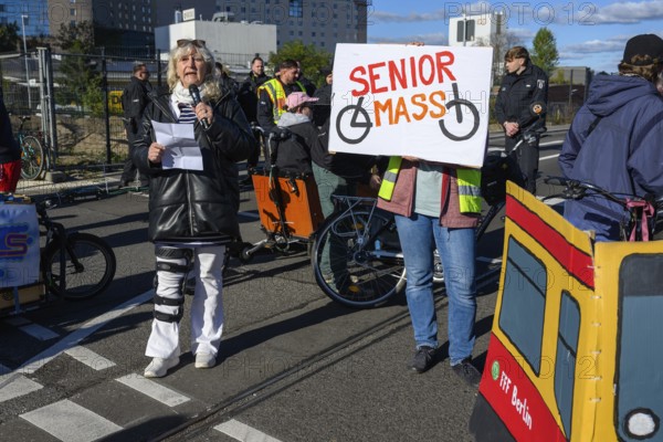 Spokeswoman for Senior Mass, a movement named after Critical Mass, calls for risk-free cycling for seniors as well. She has been hit by a car herself and is wearing an orthosis. Bicycle demo on the recently inaugurated 16th construction phase of the A100, Berlin, 18.10.2025
