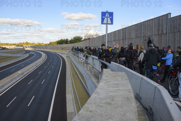 Cyclists are waiting for approval to drive on the 16th construction phase of the A100 at the bicycle demo against the A100 expansion, Berlin, 18.10.2025