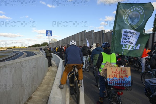 Cyclists are waiting for approval to drive on the 16th construction phase of the A100 at the bicycle demo against the A100 expansion, Berlin, flag of Berlin 4 Future, 18.10.2025