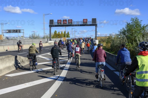 Traffic signs indicate traffic jams! From now on, only 60 km/h during the bicycle demo on the just inaugurated 16th construction phase of the A100, Berlin, 18.10.2025