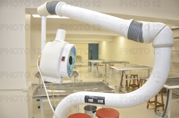 Aparelho de RX para animais. Sala de exames em faculdade de Veterinária