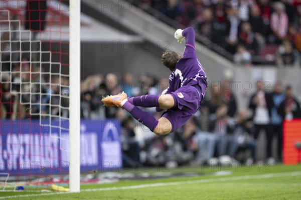 Finn Dahmen (FC Augsburg, goalkeeper, #1), COLOGNE, Germany - OCTOBER 18: During the Bundesliga match between FC Cologne vs. FC Augsburg at Rheinenergie-Stadion on matchday 8 of the 1. Bundesliga on October 18, 2025 in Cologne, Germany. DFL REGULATIONS PROHIBIT ANY USE OF PHOTOGRAPHS AS IMAGE SEQUENCES AND/OR QUASI-VIDEO, Rheinenergie-Stadion, Cologne, North Rhine-Westphalia, Germany