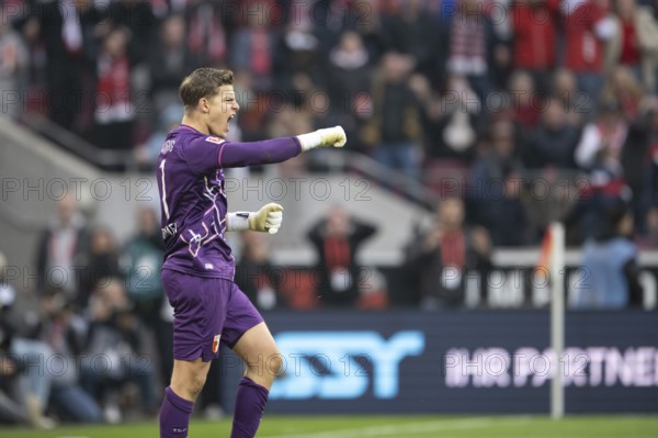 Finn Dahmen (FC Augsburg, goalkeeper, #1), COLOGNE, Germany - OCTOBER 18: During the Bundesliga match between FC Cologne vs. FC Augsburg at Rheinenergie-Stadion on matchday 8 of the 1. Bundesliga on October 18, 2025 in Cologne, Germany. DFL REGULATIONS PROHIBIT ANY USE OF PHOTOGRAPHS AS IMAGE SEQUENCES AND/OR QUASI-VIDEO, Rheinenergie-Stadion, Cologne, North Rhine-Westphalia, Germany